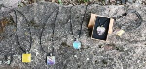 Gemälde, Uhren und Schmuck hergestellt mit Acrylic Pouring.